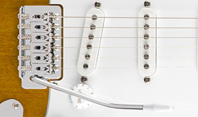 VINTAGE-STYLE FENDER TREMOLO